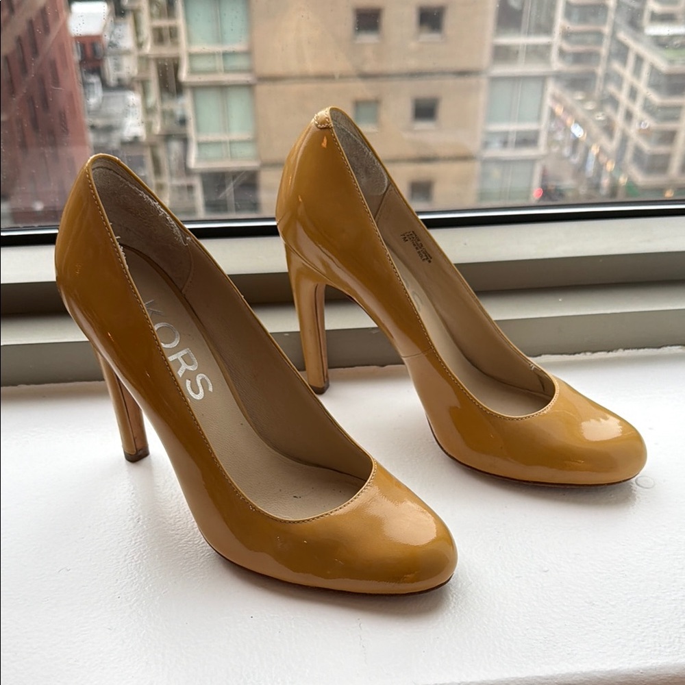 Michael Kors Women's Tan Pumps